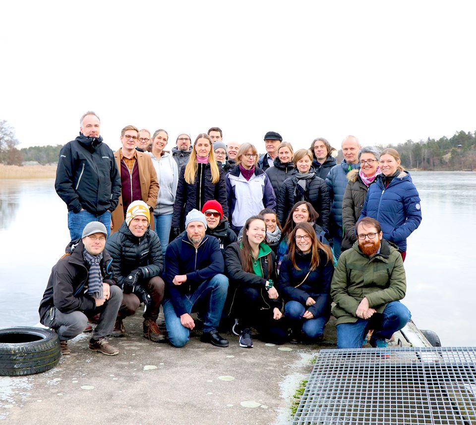 Gruppbild deltagare på SLU Aquas sötvattenslaboratorium vid Drottningholm.